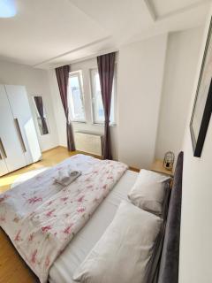Capital View Panoramic Downtown Apartment - Pristina - 7