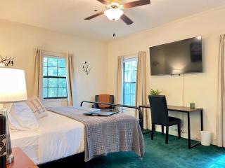 Huckleberry Hideaway - 1