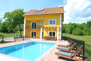 Alleinstehendes Ferienhaus Mit Swimmingpool - Pocrnja - 0
