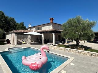 Villa Mali Raj Mit Pool In Žikovići - Žikovići - 0