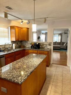 Cozy Bungalow 3bdrm 2 and a half bath Hot Tub - Little Rock - 6