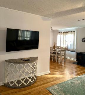 Cozy Bungalow 3bdrm 2 and a half bath Hot Tub - Little Rock - 8