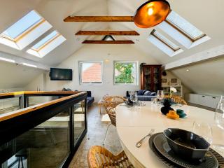 Modern 4BD, 2 Balcony, Family & Work Haven! Near Park & Bus Stop - Wrocław - 0