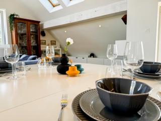 Modern 4BD, 2 Balcony, Family & Work Haven! Near Park & Bus Stop - Wrocław - 9