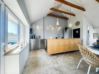 Modern 4BD, 2 Balcony, Family & Work Haven! Near Park & Bus Stop - Wroclaw - 3