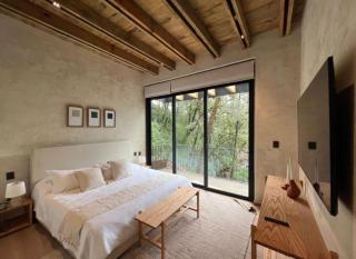 Riverside Haven Elegant House with Serene Forest - - 2