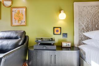 The Sun King at The Louie Boutique Motel, Walk to Everything! Dog Friendly! - Newport - 6