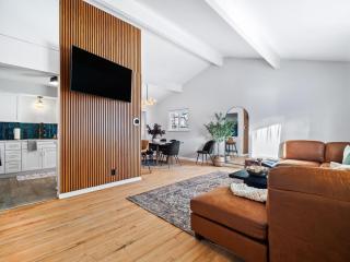Hot Tub, Game Room, 4 Bedrooms, Gorgeous Remodel - Akron - 0