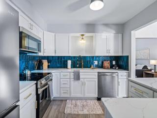 Hot Tub, Game Room, 4 Bedrooms, Gorgeous Remodel - Akron - 9