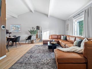 Hot Tub, Game Room, 4 Bedrooms, Gorgeous Remodel - 6