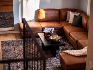 Hot Tub, Game Room, 4 Bedrooms, Gorgeous Remodel - Akron - 3