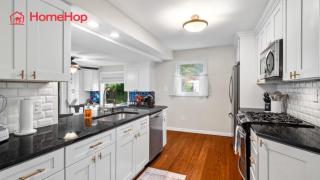 4 Bedroom Pool and Hot Tub Home Near Cleveland - Euclid - 7