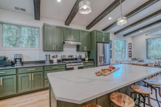 Black Beauty Midtown with Hot Tub - Ruidoso - 1