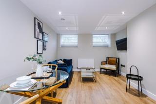Gorgeous Chester-City Apartment - 2