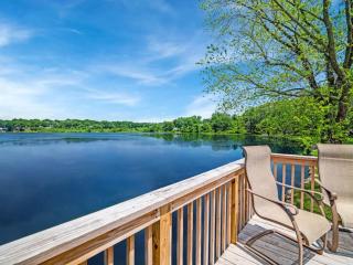 Lake Front Hot Tub Fire Pit Sleeps 10 - 8