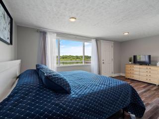 Lake Front Hot Tub Fire Pit Sleeps 10 - Akron - 7