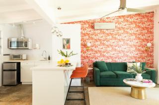 5 Private Rooms Sleeps 14 Wesley Studio Buyout - 7