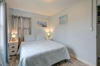 Sand and Surf Cottage 2-Bed by the Sea w fireplace - 4