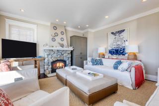 Waterfront 4BDR w Deck Stunning Views Fire Pit Cedar Street by AvantStay - Freeland - 5