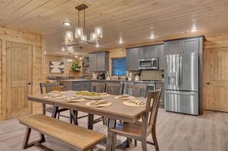 Honeybear Hideaways - Luxury Cozy Cabin with Theater, Game Room and Hot Tub - Pigeon Forge - 3