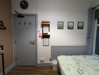 R3 - Cozy Small Double - City & Beach Access, WIFI, Free Parking - Self Catering - Swansea - 2