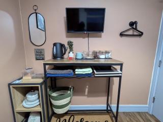 R3 - Cozy Small Double - City & Beach Access, WIFI, Free Parking - Self Catering - Swansea - 7