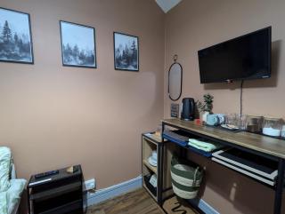 R3 - Cozy Small Double - City & Beach Access, WIFI, Free Parking - Self Catering - Swansea - 8