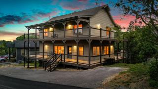 Peaceful and Luxurious Cabin with Indoor Pool and Wrap-Around Decks with Stunning View - Sevierville - 4