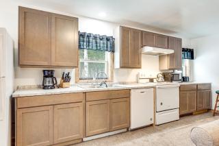 2 Ponds and Trail Access Peaceful Cabin in Calumet! - 8