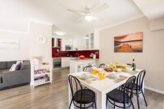 Bushmans, 9 24 Tomaree Street - Spacious townhouse with air conditioning and close to Nelson Bay Town Centre - 4