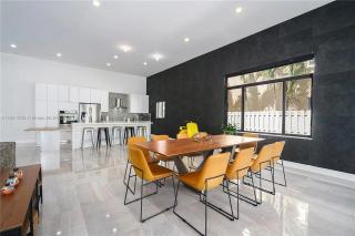 Glamorous Waterfront Canal Home with Pvt Dock and Pool - Fort Lauderdale - 4