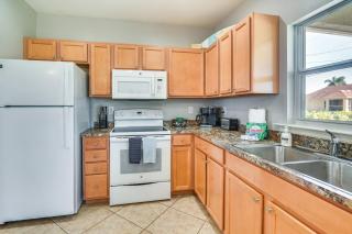 Screened Porch and Fire Pit Quiet Cape Coral Home - Cape Coral - 2