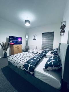 SwankyHome4Groups NearM6 - 9