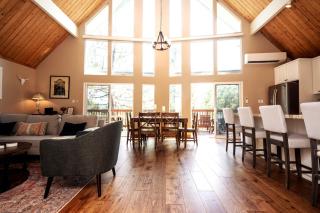 Stunning secluded Creekside A-Frame gameroom - 6