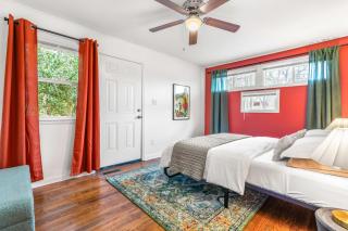 Venture into a Spacious 5-bedroom House with 5-Star Comfort in Downtown Raleigh - Raleigh - 9