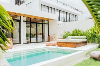 99 Villa Suite - Modern Bedrooms with Dining Area & Enormous Pool - Kerobokan - 1