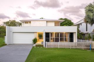 Ocean House - 4 BR with Media Room & Private Pool - 100m to Beach - Agnes Water - 9