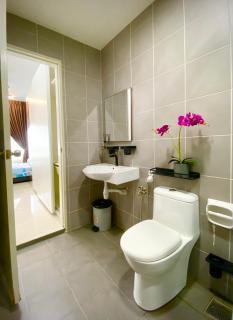 Savanna Executive Suites at Southville by D'KAY HOMES, Pool with Slide - 3