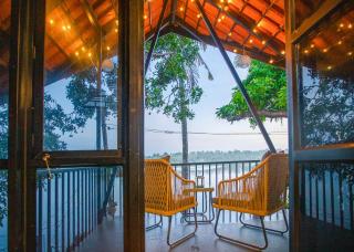 Lakefront 2BHK villa I Cozy A-frame balcony deck & BBQ grill - Kollam - 9