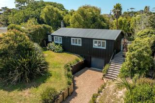 Tahatai Cottage - - 0