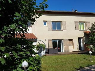 Charmant Gîte dans les Monts du Lyonnais avec Jardin, Terrasse et Confort Moderne - FR-1-496-174 - Maringes - 8