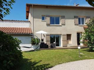 Charmant Gîte dans les Monts du Lyonnais avec Jardin, Terrasse et Confort Moderne - FR-1-496-174 - Maringes - 4