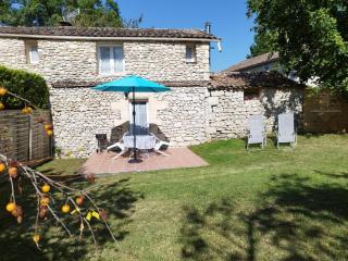 Gîte Authentique avec Piscine, Cheminée et Étang Privé à Naussannes - Proche Bergerac - FR-1-616-205 - 2
