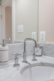 Explore Sights of Washington from Spacious Crib - Washington - 1