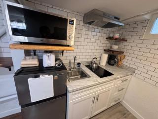 Sunny Golden Hill Studio! Fully Stocked - near DT - 6
