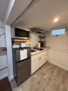 Sunny Golden Hill Studio! Fully Stocked - near DT - 2