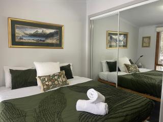 Halls Retreat - Luxury with a spa - 8