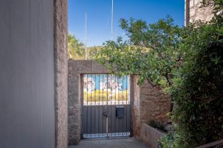 Historic Stone Home On The Seafront With King Beds And Garden - Stari Grad - 0