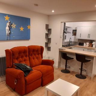 Modern 1-Bed Flat in Dover - 2