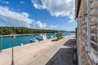 Historic Stone Home On The Seafront With King Beds And Garden - Stari Grad - 9